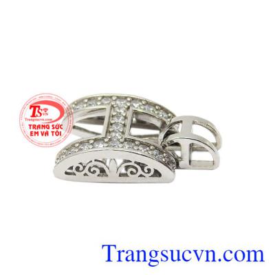 Mặt dây chữ luôn được nhiều người yêu thích và không bao giờ trở nên lỗi mốt.