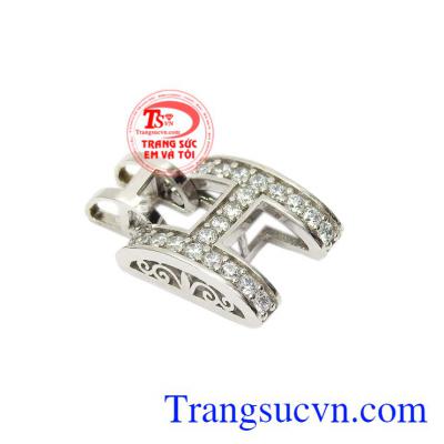 Sản phẩm hiện đang là xu hướng được rất nhiều cô gái yêu thích khi kết hợp cùng dây chuyền vàng trắng.