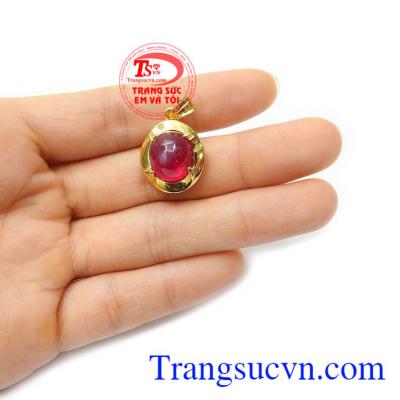 Sản phẩm kết hợp cùng dây chuyền vàng xinh xắn sẽ là món quà phái đẹp luôn mong chờ