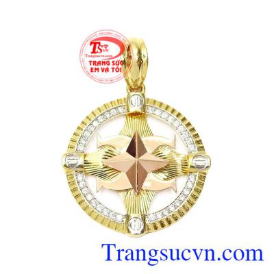 Mặt dây nam cao cấp được chế tác tinh xảo, kết hợp hài hòa giữa vàng màu, vàng trắng và vàng hồng.