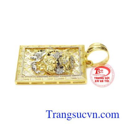 Nếu kết hợp cùng dây chuyền vàng làm toát lên phong thái của người đàn ông nam tính, hợp thời trang.