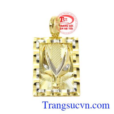 Mặt dây nam thành đạt được chế tác từ vàng 10k tinh xảo mang lại vẻ mạnh mẽ cho phái mạnh.