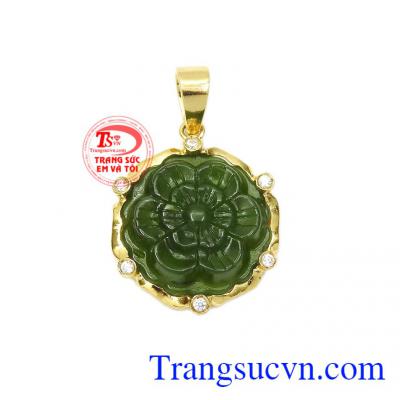 Mặt dây nephrite rực rỡ