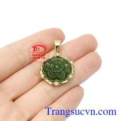 Ngọc nephrite thiên nhiên thích hợp cho người mệnh hỏa và mệnh mộc, mang đến sự may mắn và thành công. Mặt dây nephrite rực rỡ