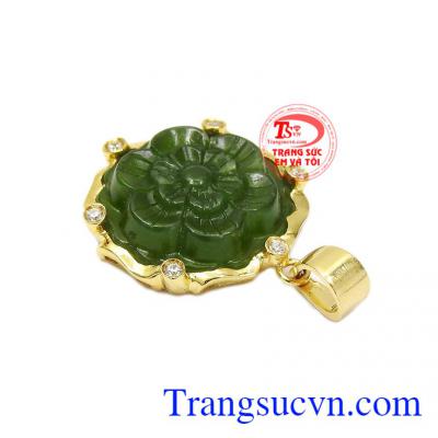 Viên đá được chạm khắc hình bông hoa cho phái đẹp càng thêm xinh đẹp. Mặt dây nephrite rực rỡ