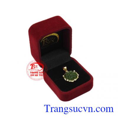 Mặt dây nephrite rực rỡ phù hợp với nhiều kiểu trang phục.