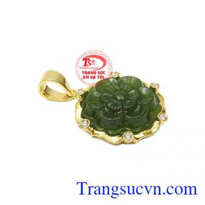 Mặt dây nephrite rực rỡ là sự kết hợp giữa vàng tây cùng đá nephrite thiên nhiên. 