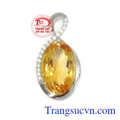 Mặt dây thạch anh vàng tài lộc là sự kết hợp giữa vàng trắng 14k và đá thạch anh vàng thiên nhiên cao cấp