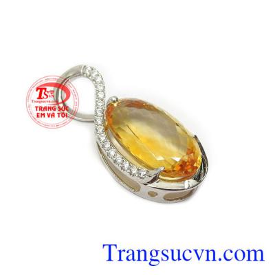 Sản phẩm kết hợp cùng với dây chuyền vàng tạo nên nét nổi bật rất riêng, giúp các cô nàng khoe cá tính và phong cách bản thân