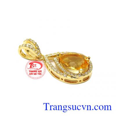 Mặt dây thạch anh vàng thịnh vượng mang phong cách sang trọng và quý phái.
