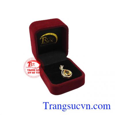 Được kết hợp từ vàng tây 18k cùng đá thạch anh vàng thiên nhiên hợp mệnh. Mặt dây thạch anh vàng thịnh vượng