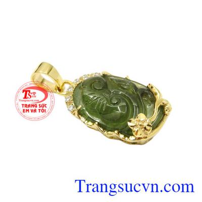 Mặt dây tourmalin độc đáo với kiểu chạm khắc hình chiếc lá sống động. 