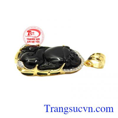 Sản phẩm kết hợp vàng tây 10k cùng đá tourmalin thiên nhiên vừa sang trọng quý phái, vừa hợp mệnh. Mặt dây tourmalin sang trọng