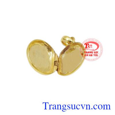 Sản phẩm kết hợp cùng với dây chuyền vàng mang lại phong cách thời trang cho người đeo.