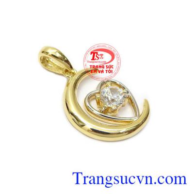 Mặt dây vàng 10k kết hợp với vẻ đẹp sáng lấp lánh của viên CZ là một trong những món trang sức được chị em đặc biệt ưa chuộng