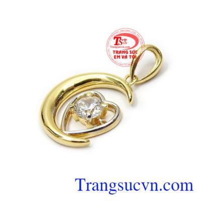 Một sợi dây chuyền sẽ không thể thiếu mặt dây chuyền vàng xinh xắn giúp các cô nàng nổi bật hơn giữa đám đông