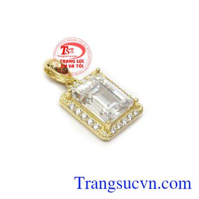 Sản phẩm kết hợp với dây chuyền vàng mang lại cho phái đẹp nét thanh lịch, thời trang và phong cách
