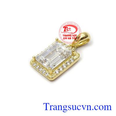 Với thiết kế nhỏ xinh kết hợp cùng những viên đá CZ tinh tế, chiếc mặt dây chuyền mang vẻ đẹp vừa hiện đại vừa trẻ trung và thời thượng