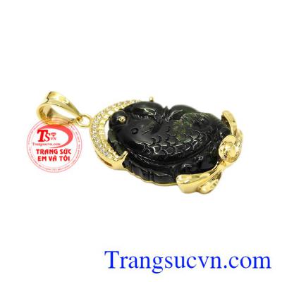 Mặt tourmalin cá chép ngậm ngọc mang lại may mắn và tài lộc.