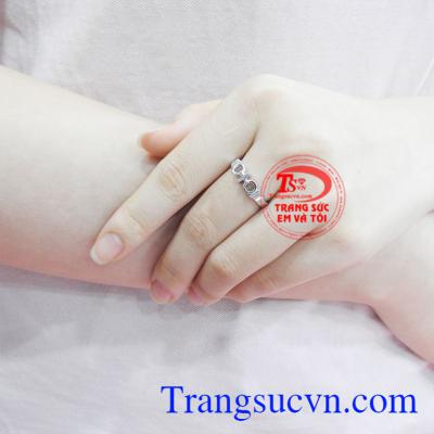 Chiếc nhẫn Thánh giá thiết kế đặc biệt cho các Nữ tu, thể hiện sự Đơn giản, khiêm nhường nhưng tận hiến. 