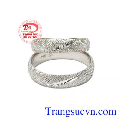 Các chi tiết trên chiếc nhẫn đơn giản mà ý nghĩa. Nhẫn cưới kim cương hạnh phúc