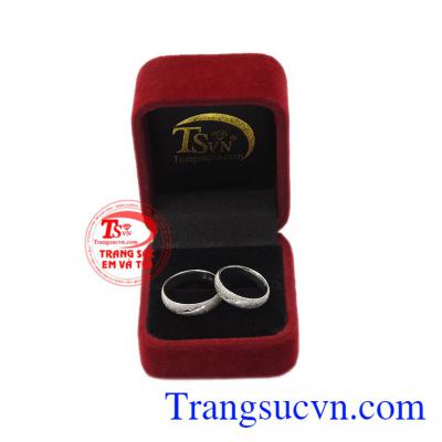 Thay vì sử dụng viên đá thường, các nhà chế tác đã khéo léo đưa viên kim cương vào chiếc nhẫn như để chứng minh tình yêu hai người dành cho nhau mãi mãi bền chặt như viên đá nhỏ này vậy. Nhẫn cưới kim cương hạnh phúc