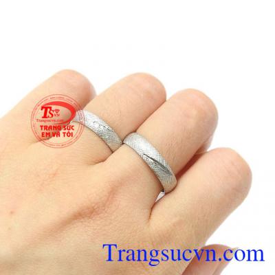 Điểm nhấn của đôi nhẫn cưới đó là một chi tiết vệt sáng như sợi dây tơ hồng kết nối se duyên cho hai bạn nên vợ thành chồng. Nhẫn cưới kim cương hạnh phúc