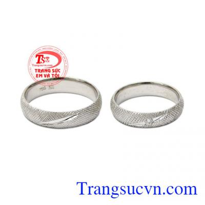 Nhẫn cưới kim cương hạnh phúc được thiết kế và chế tác theo công nghệ hiện đại đem lại sản phẩm hoàn hảo cho ngày cưới của bạn.