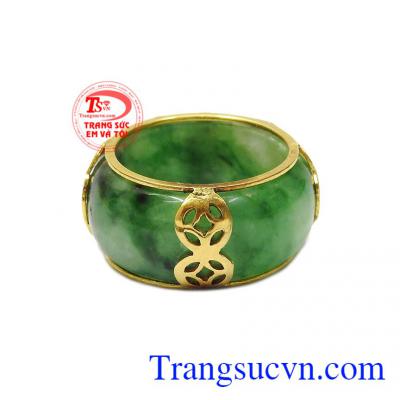 Vàng và ngọc cẩm thạch được kết hợp tạo nên một sản phẩm vừa sang trọng, vừa thể hiện được sự oai phong. Nhẫn jadeite bọc vàng thịnh vượng