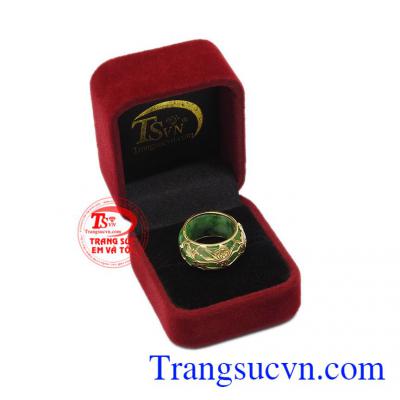 Ngọc cẩm thạch thiên nhiên từ lâu đã được dùng cho các vua chúa bởi nó vừa hợp phong thủy mang lại may mắn, thịnh vượng lại còn hỗ trợ cải thiện sức khỏe. Nhẫn jadeite bọc vàng thịnh vượng