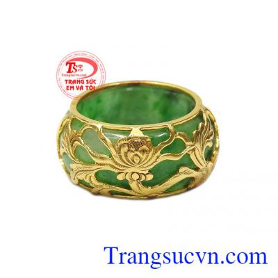Nhẫn jadeite bọc vàng thịnh vượng luôn được các đáng mày râu yêu thích và lựa chọn. 