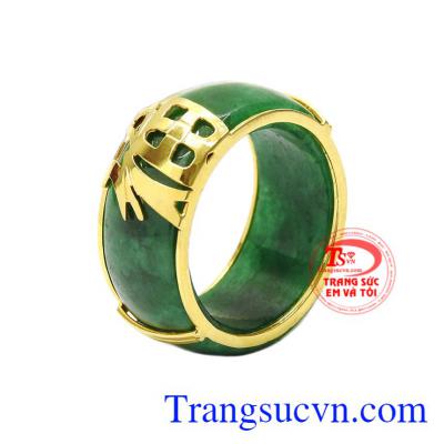 Nhẫn nam chữ Phúc cẩm thạch là sản phẩm mang đến may mắn, phúc lộc cho người đeo.