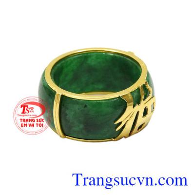 Vì vậy, đầu năm người ta thường chọn những sản phẩm có chữ Phúc với hy vọng có một năm yên ấm, một cuộc sống hạnh phúc và tương lai tươi sáng.