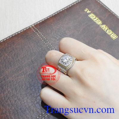 Sản phẩm phù hợp với nhiều kiểu trang phục, là điểm nhấn cho phái mạnh càng thêm tự tin và bản lĩnh. Nhẫn nam độc đáo vàng tây