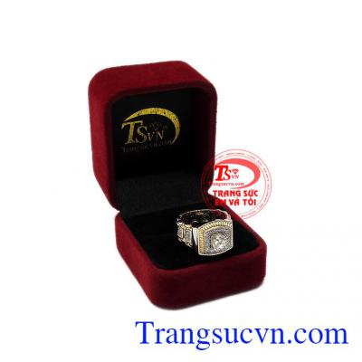 Kiểu dáng như một chiếc đồng hồ vừa tạo cảm giác thoải mái vừa làm tăng tính độc đáo, thời thượng. Nhẫn nam độc đáo vàng tây