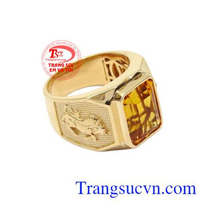 Chiếc nhẫn chạm khắc hình ảnh trâu dũng mãnh kết hợp cùng thạch anh vàng thiên nhiên mang lại vẻ nam tính cho phái mạnh.