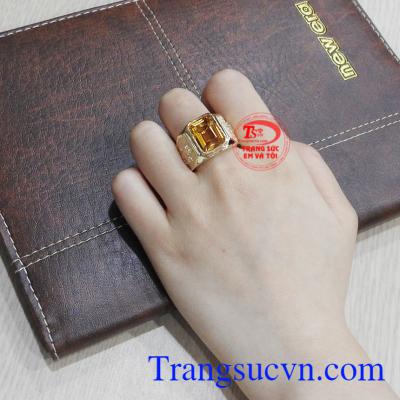 Nhẫn nam thạch anh vàng tuổi Sửu phù hợp mệnh Thổ và Kim.