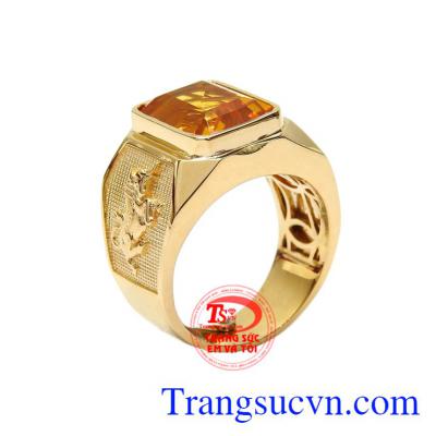 Nhẫn nam thạch anh vàng tuổi Sửu được chế tác đầy công phu và tỉ mỉ, từng đường nét uyển chuyển tạo điểm nổi bật cho chiếc nhẫn.