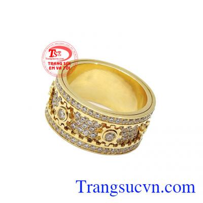 Kiểu dáng mới lạ mang đến cho phái mạnh một sản phẩm độc đáo, thể hiện bản lĩnh. Nhẫn nam xoay bánh răng độc đáo