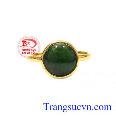 Nhẫn nữ cẩm thạch độc đáo được thiết kế đơn giản, trang nhã mà không kém phần sang trọng. 