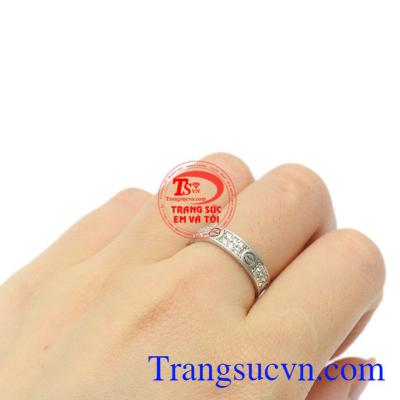 Nhẫn nữ vàng trắng mang đến phong cách thời trang hiện đại và vô cùng nổi bật.