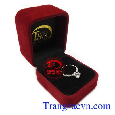 Nhẫn nữ vàng trắng phù hợp làm quà tặng tuyệt vời cho người thân và bạn bè trong những dịp ý nghĩa