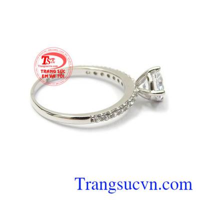 Với thiết kế độc đáo, gắn đá CZ lấp lánh càng tôn lên nét tinh tế trong từng đường nét sản phẩm