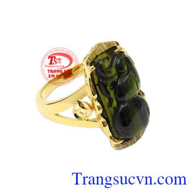 Với hình dáng một chiếc hồ lô mang ý nghĩa phong thủy, bảo vệ gia chủ đồng thời cũng là biểu tượng cho sự trường thọ. Nhẫn nữ tourmalin thiên nhiên