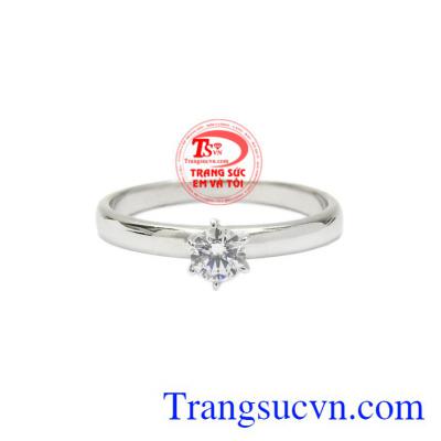 Với điểm nhấn là viên CZ ở chính giữa giúp cho các cô gái tự tin tỏa sáng.