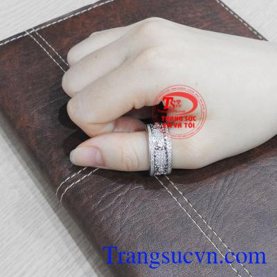 Sản phẩm sẽ khiến cho phong cách thời trang của các chàng vô cùng nổi bật.