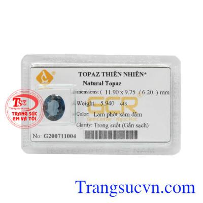 Viên Topaz phú quý được chế tác tinh xảo, từng đường nét chạm khắc tỉ mỉ tạo nên viên đá sáng lấp lánh.