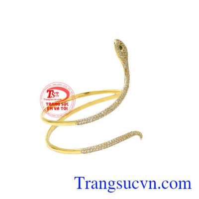 Vòng tay rắn thời trang được chế tác từ vàng tây 18k cùng những viên đá cz lấp lánh tạo nên một chiếc vòng tay thời trang ấn tượng.