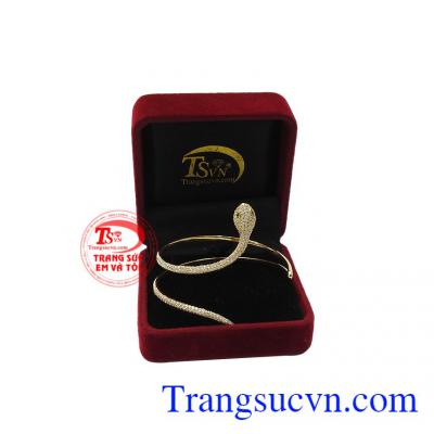 Vòng tay rắn thời trang giúp bạn gái càng thêm tự tin và quyến rũ.