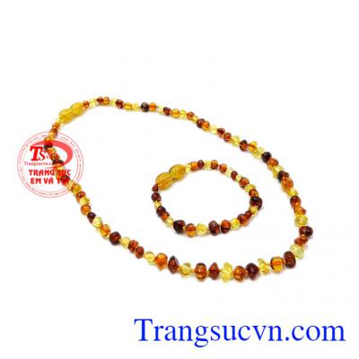 Bộ chuỗi hổ phách bình an gồm chuỗi cổ và chuỗi tay cho bé.